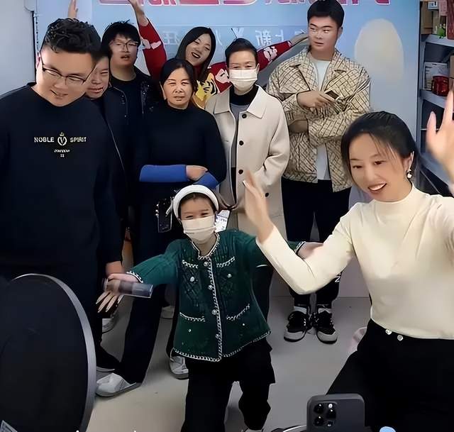 带货|紧跟热点!杜新枝拍视频带货卤蛋,称自己很欣赏张兰坚定的性格