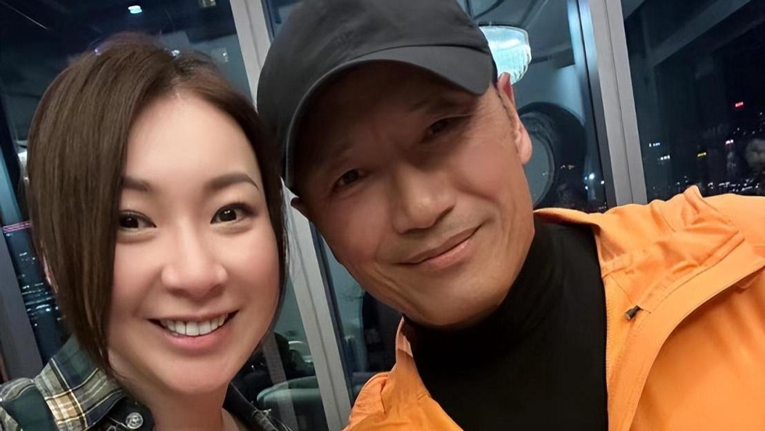 苗侨伟|众港星庆新年！苗侨伟帅气依旧，张耀扬满头白发，关秀媚身材抢眼