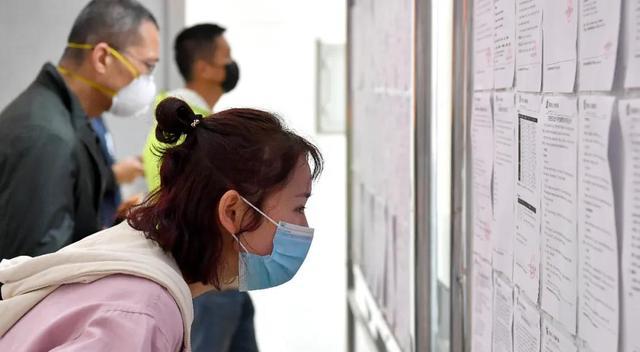 大学生|大批985毕业生涌入县城，其光环被质疑无用，原因令人无奈！