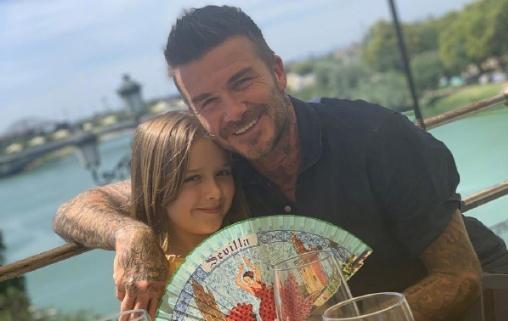 哈珀·贝克汉姆|小七近照曝光,与贝嫂床上自拍!脸比妈妈还大,发育期又长胖了