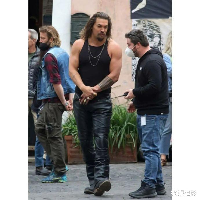 杰森·莫玛|速激10片场画面来了,海王杰森莫玛狂飙摩托超野性,网友:他胖了