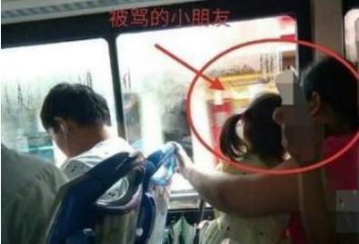 老人丢孩子书包“逼让座”,爸爸看到一把按住孩子:回去坐好