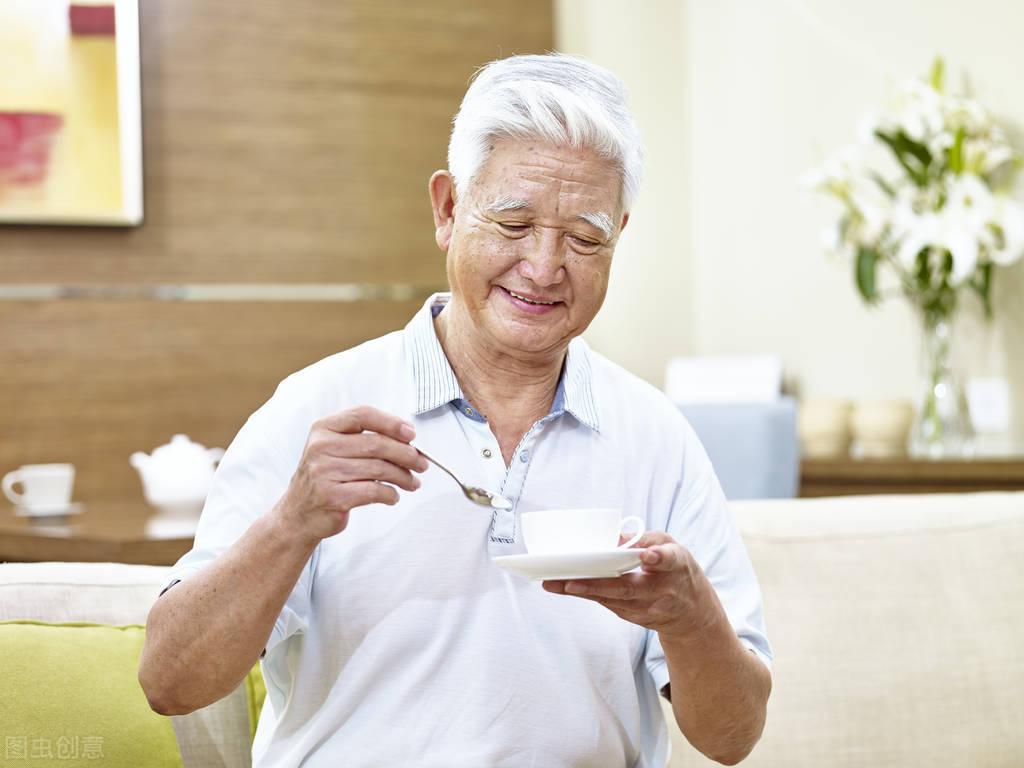 75岁大爷哭诉:把保姆当亲人对待,是我这辈子做过最后悔的事情