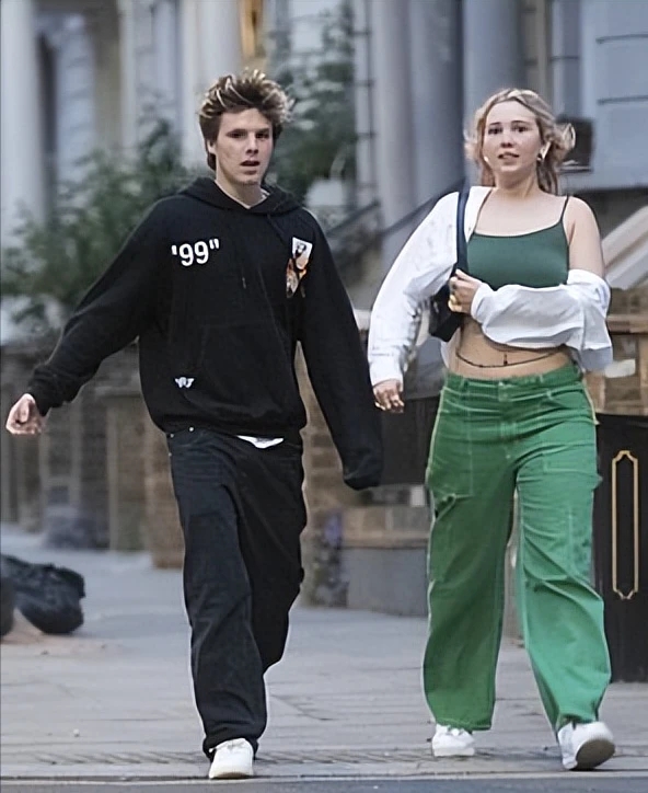 小贝|小贝17岁小儿子和女友，在游艇上亲吻！小七在旁边都懒得看，太可爱