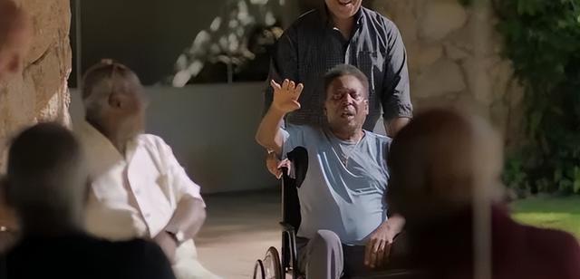 82岁贝利病情恶化！坐轮椅老到认不出发文感谢小32岁日本妻子