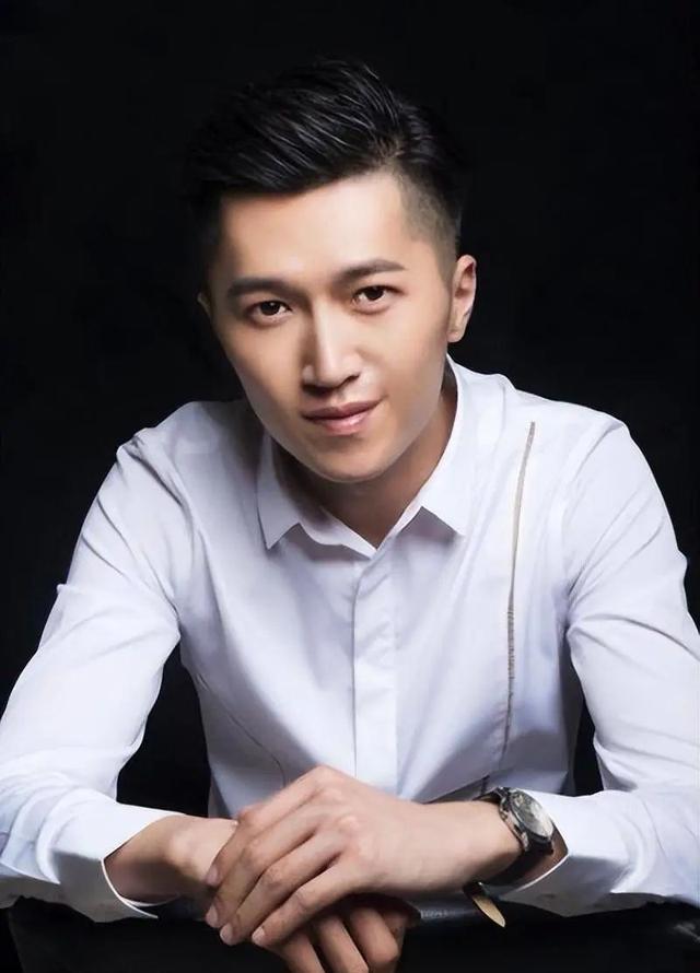 李菁菁|李菁菁第三次离婚，小21岁丈夫直播哭诉，说自己净身出户