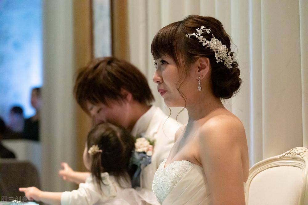 女子得知闺蜜和男友不正当关系,在婚礼上的操作,惊掉了一地眼球
