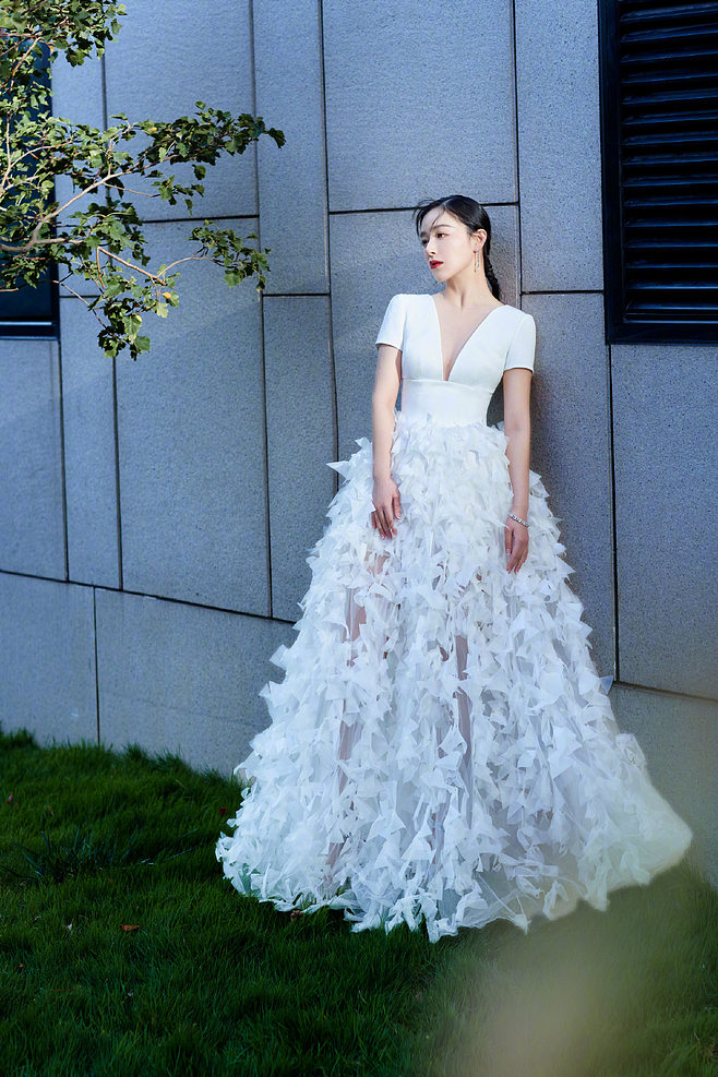 佟丽娅|美图分享|清纯甜美的阚清子，长裙飘飘很动人！