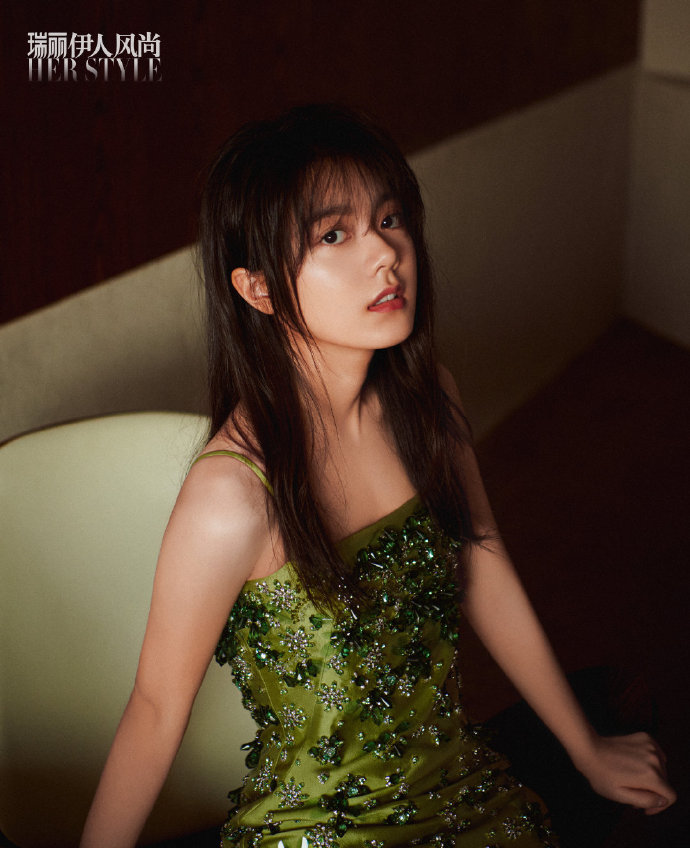 赵今麦|赵今麦登上瑞丽伊人四月刊，造型百变，俏丽温柔。