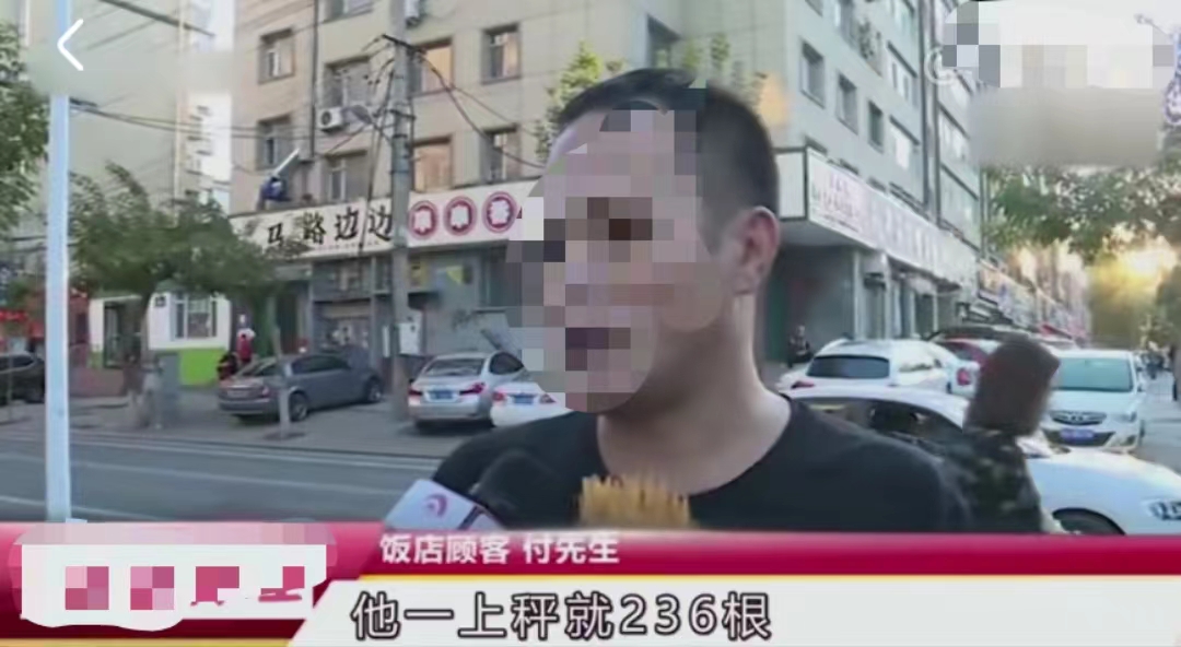 “不赔10000元不算完!”一男子带着妻子去撸串,一共是吃了137根串串,结账时店家却说吃了236根,男子彻底蒙了