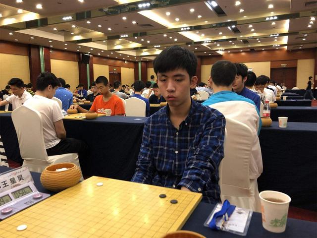 王星昊|围棋新人王赛王星昊周泓余等晋级16强，明决出8强棋手！