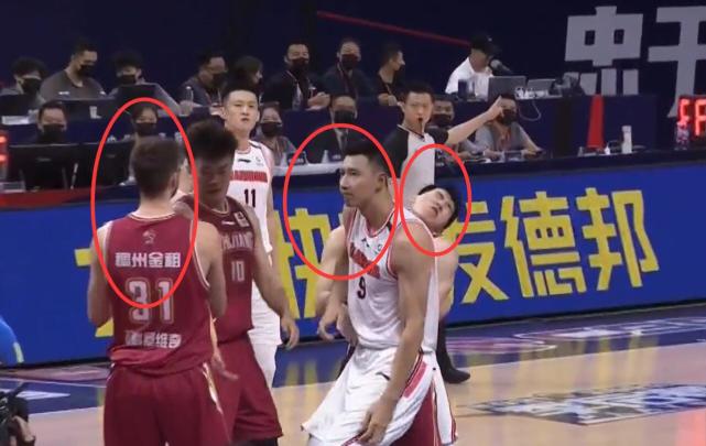 广东男篮|怎么能说这话！易建联肘击吴前后，谁注意周鹏：这是打大姚的脸呀