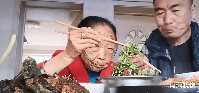 李玉成让马玉琴下跪要饭,在直播炫耀:我一天赚得够你们花一辈子