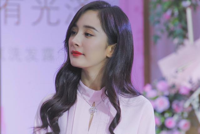 杨幂|有种“整容”叫离婚2年，杨幂没什么变化，刘恺威却让人认不出！