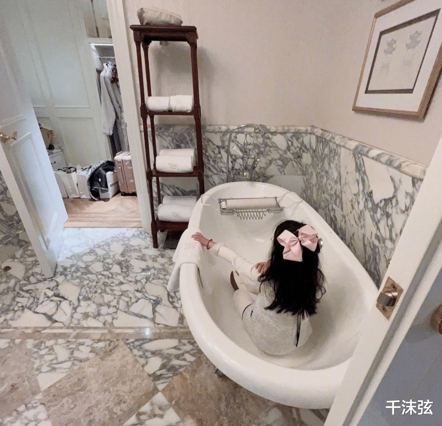 徐悲鸿|伊能静带女儿约会迎圣诞！住高档公主套房，6岁小米粒长得像哥哥