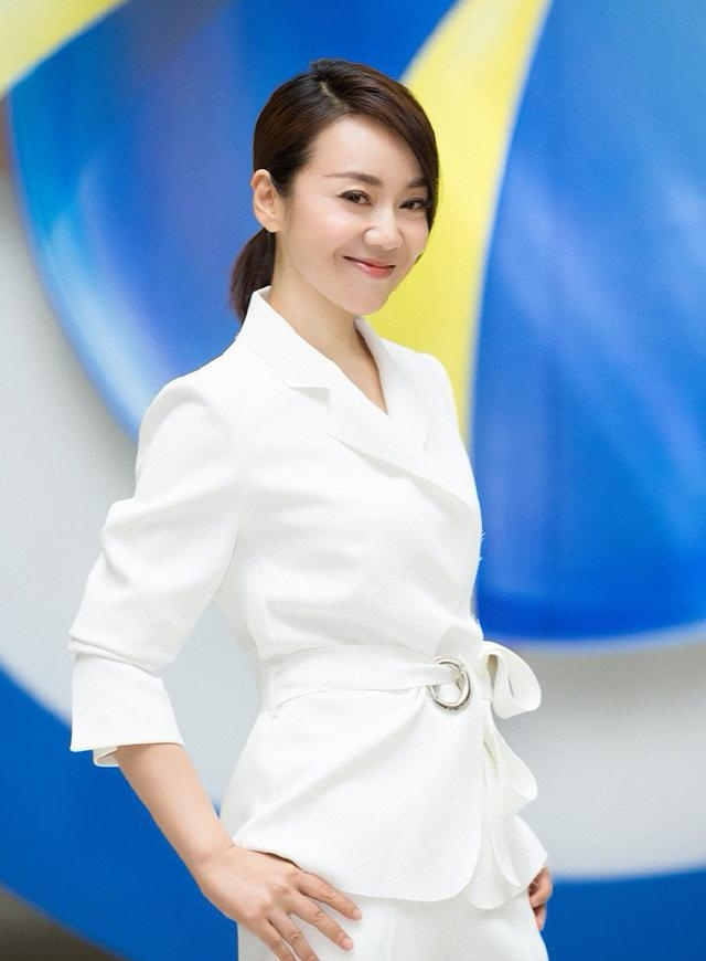 西装|闫妮身穿白色西装，不需要过于繁杂的设计，就可以玩转时尚职场风。