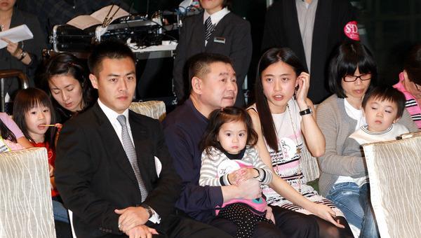 刘鸣炜|开记者会维护甘比,不惜得罪所有前任,刘銮雄儿子刘鸣炜心态复杂