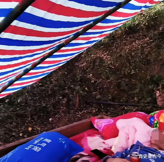 ?把病入膏肓的老父亲安放到野外等着断气,网友吵翻天了