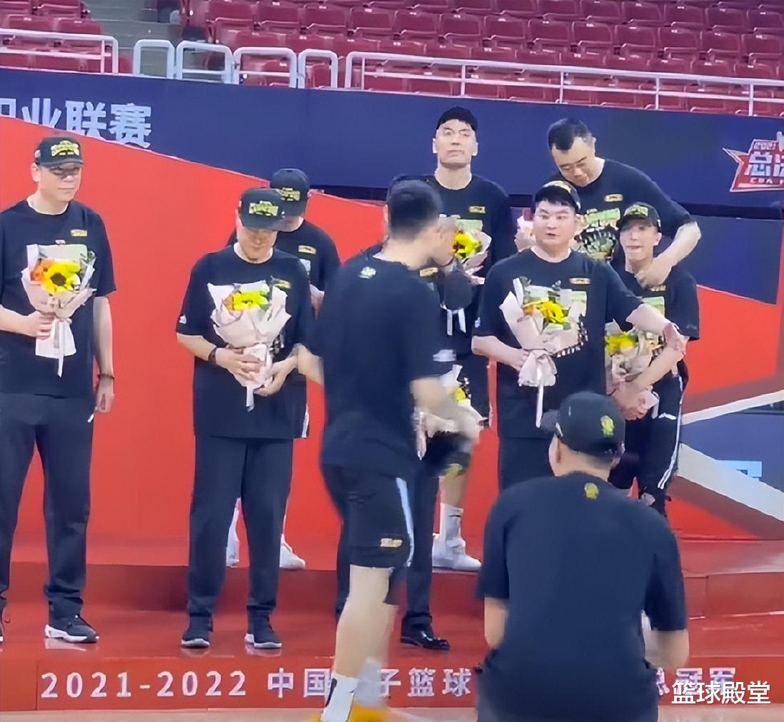 魔术师|郭艾伦心情不好，谁注意队内？杨鸣+大韩连续安慰，手机壳却亮了