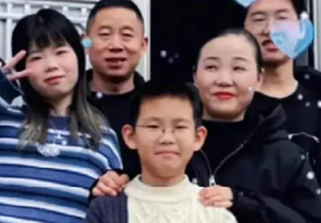 |斗智斗勇！孙辉粘豆包上被涂芥末，哥哥孙卓主动给弟弟拿水