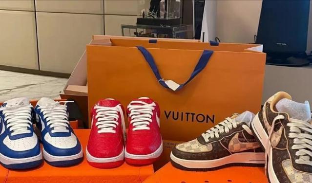 王思聪|王思聪再遇真爱？继王颖“幻想的爱情”后，甘愿为任慎婕拎包