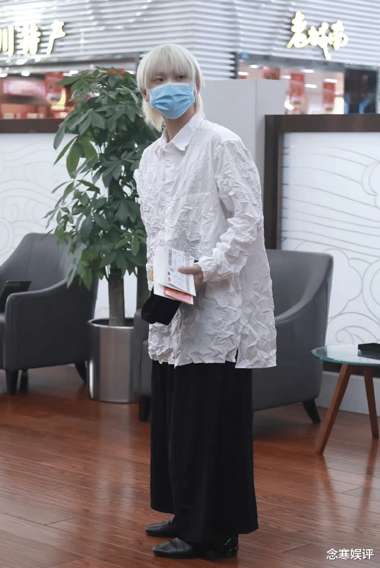 周震南|周震南穿破旧衬衫,省吃俭用替父还债,粉丝声称是高档货穷人不懂