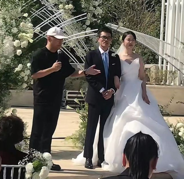孟非|落魄了？51岁孟非为素人主持婚礼，现场布置简陋，出场费12万起