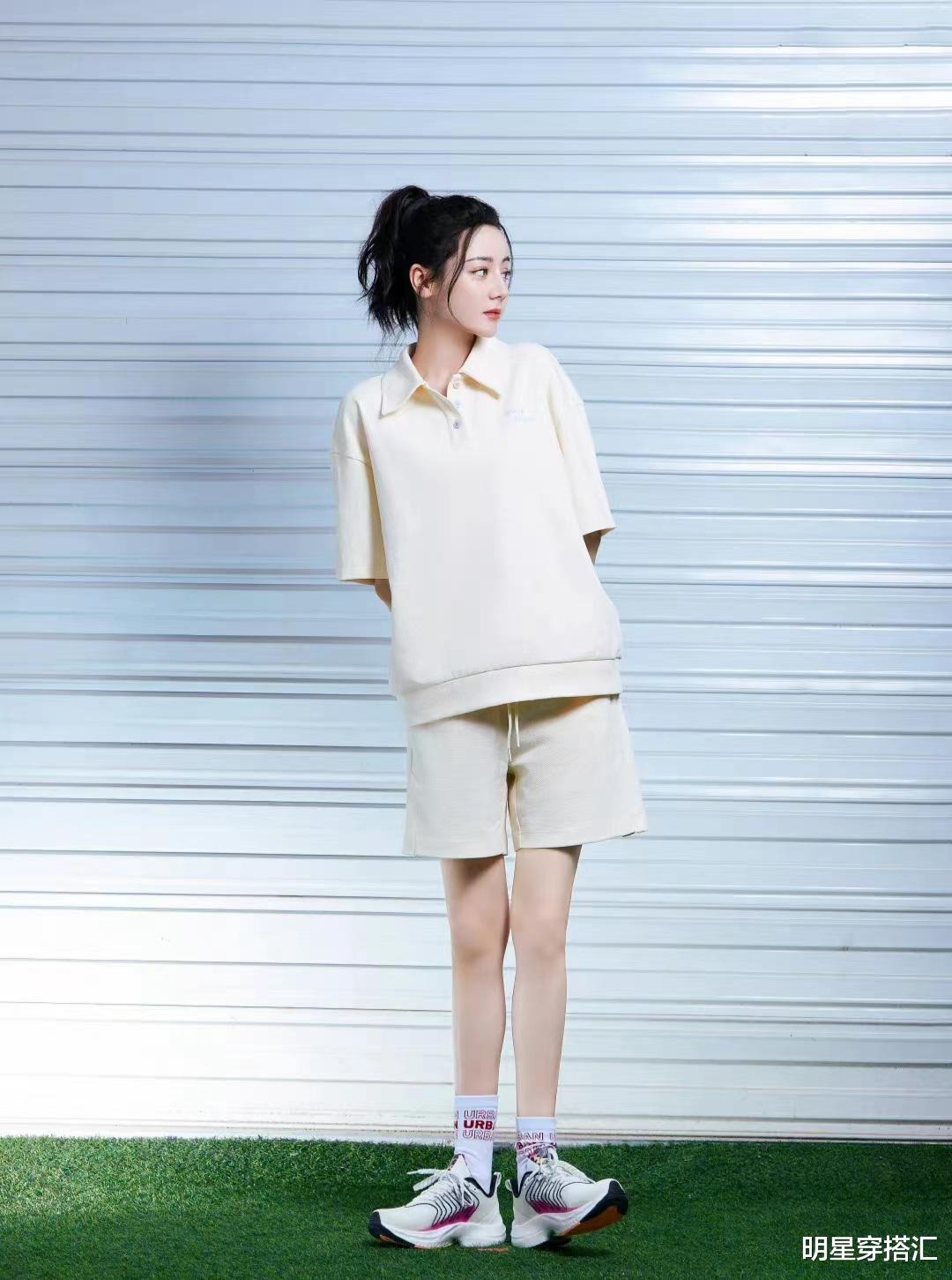 黑丝 迪丽热巴私服美图释出,高扎马尾穿米白色短袖短裤,青春活力满满