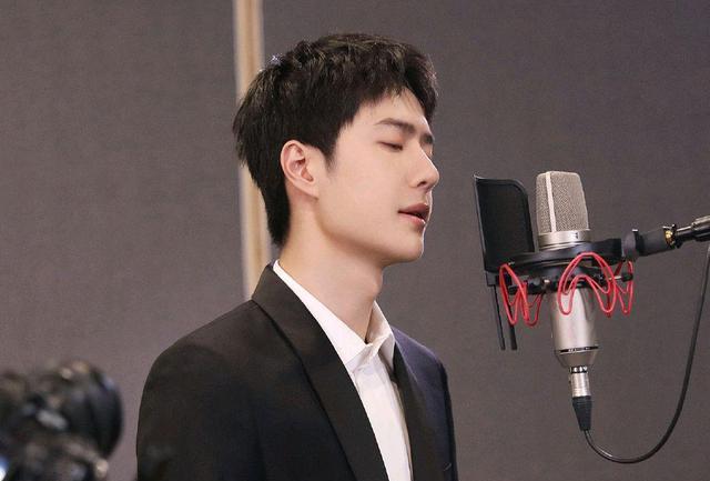 杨蓉|时隔两个月，王一博再度现身香港云歌会，一身正装清俊简约