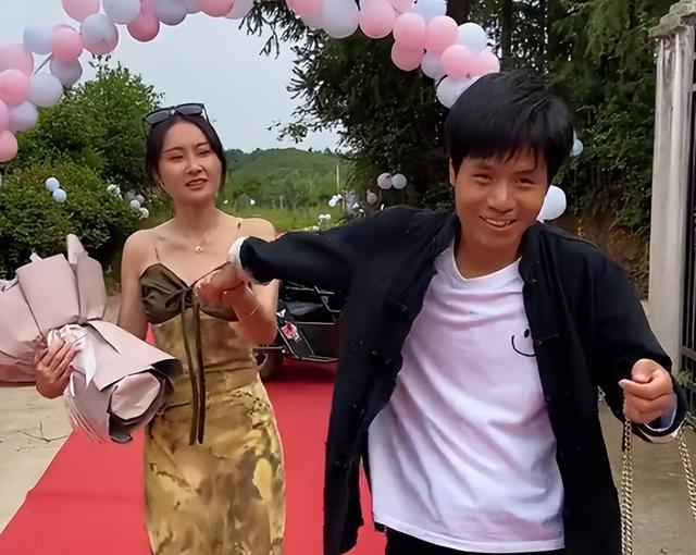 马尾辫 皮酱夫妇:全网女人都想嫁的男人,把妻子宠上天,被称为男德典范