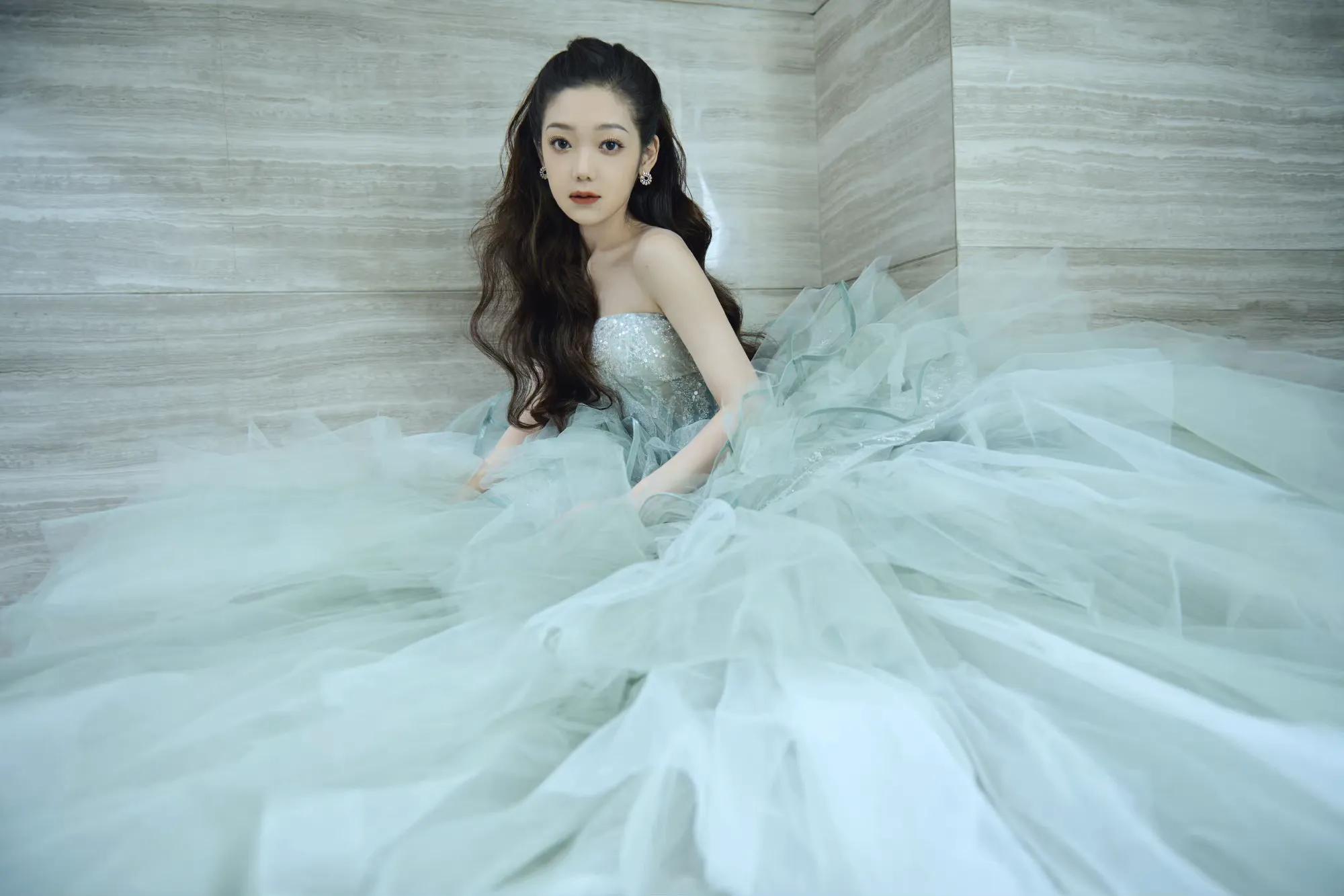 古力娜扎|视听盛典女星造型出炉:赵丽颖绝美,娜扎有气质,毛晓彤最可爱