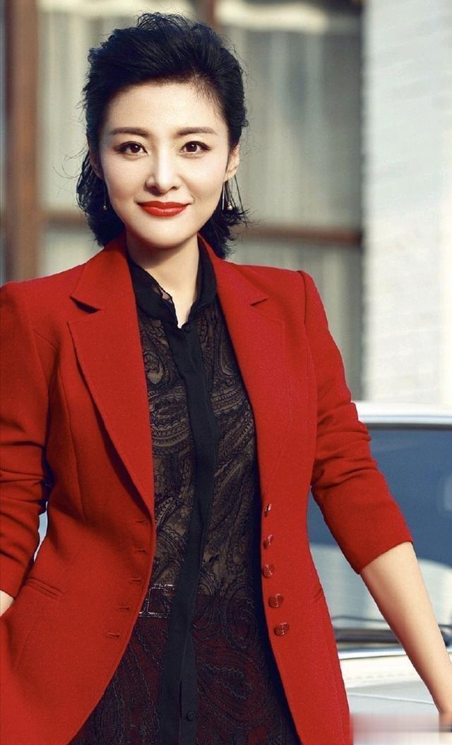 周涛|54岁周涛在高铁站低调排队!素颜出镜遮挡严实,低头玩手机太专注