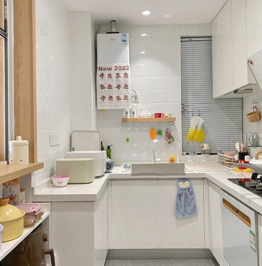 姑娘晒出75㎡独居小家:厨房装“内窗”做吧台,用餐区也太舒适了