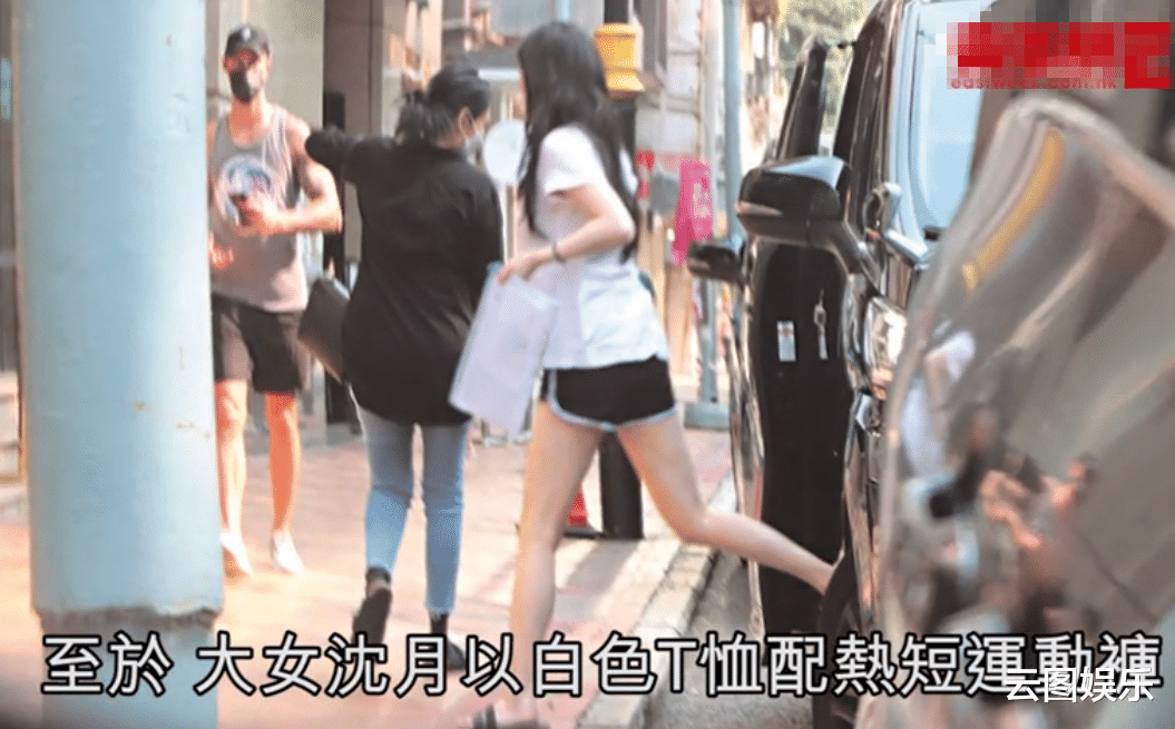 邱淑贞|邱淑贞携大女儿逛街被拍,穿旧拖鞋配袜很节俭,54岁身材仍出众