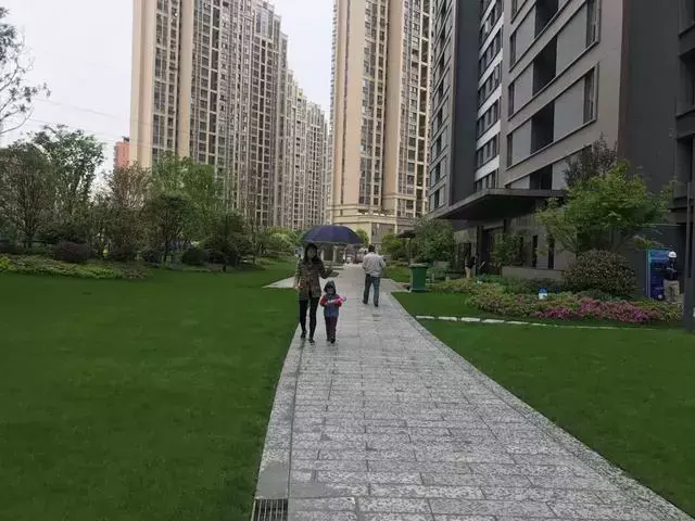 老房子加装电梯,1、2楼会贬值?为什么我建议你支持安装电梯?