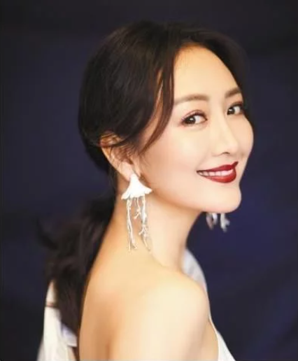 王鸥|女星出道前与出道后的差距有多大，看到王鸥当年选美的照片后，突然间就沉默了！