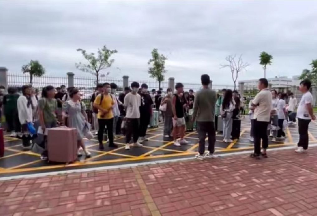 求职|疫情之下！暑假工找工作先交体检费，中介：9块1小时，你会来求我