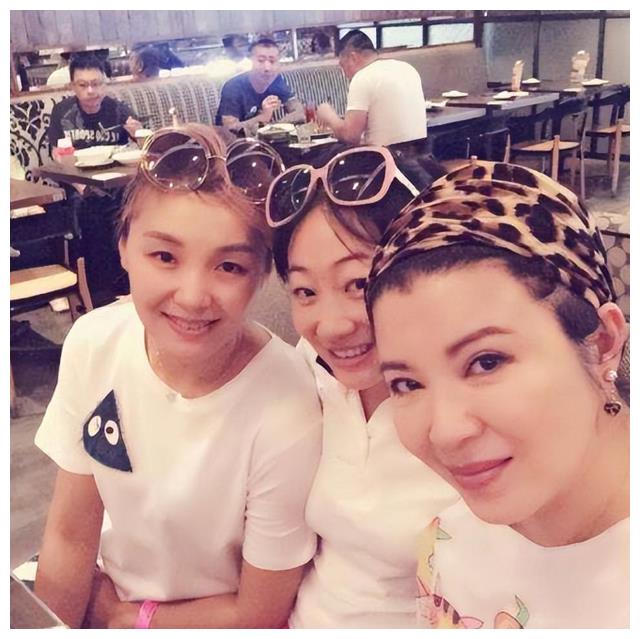 杭天琪|歌手杭天琪:敢爱敢恨,再婚后43岁高龄为小丈夫生儿子,人生完满