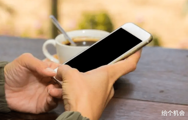 手机尽量不要和这3样东西放在一起，别不当回事，中招就晚了