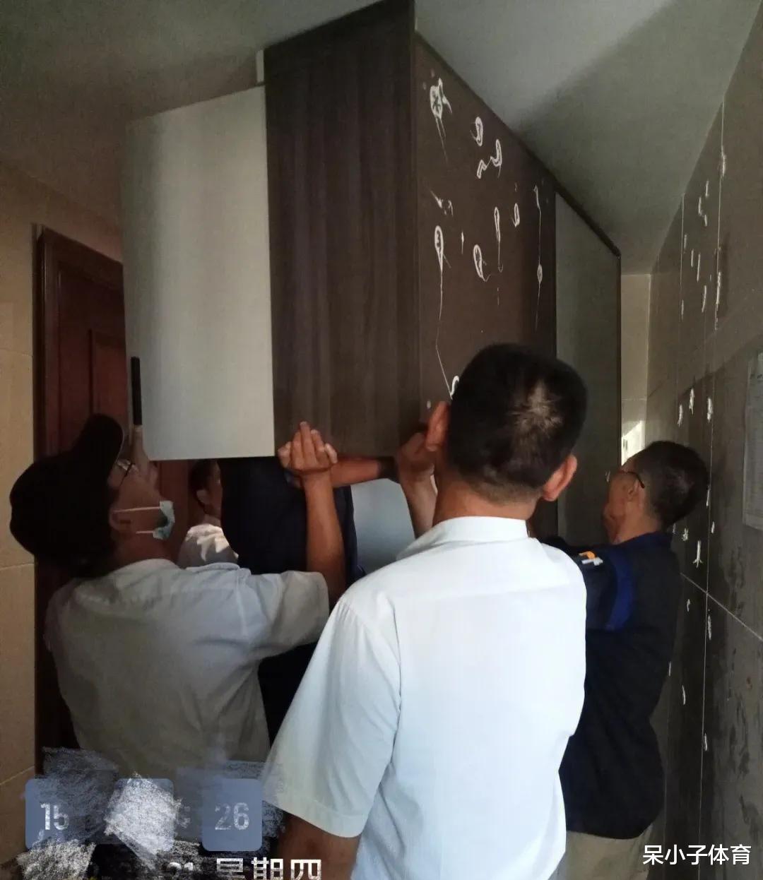 物业不给楼道放鞋柜,都给挪回业主屋里了