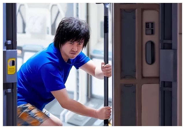 lisa|《独行月球》彩蛋全解析，除了片尾彩蛋，还有10大隐藏细节