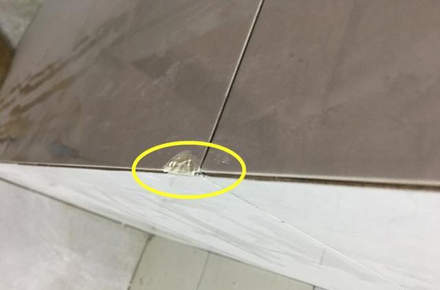 刚铺好的瓷砖就崩瓷了,师傅和卖家都叫屈,就该我自己咽下苦水?