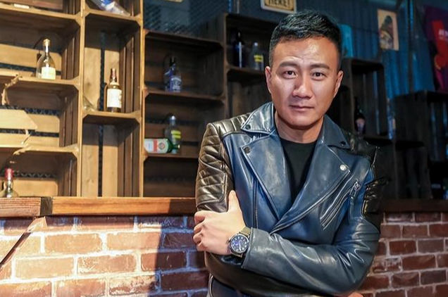 周立铭|偷拍洗澡、痴迷黑人，8月才几天，贵圈的“妖魔鬼怪”就现形了