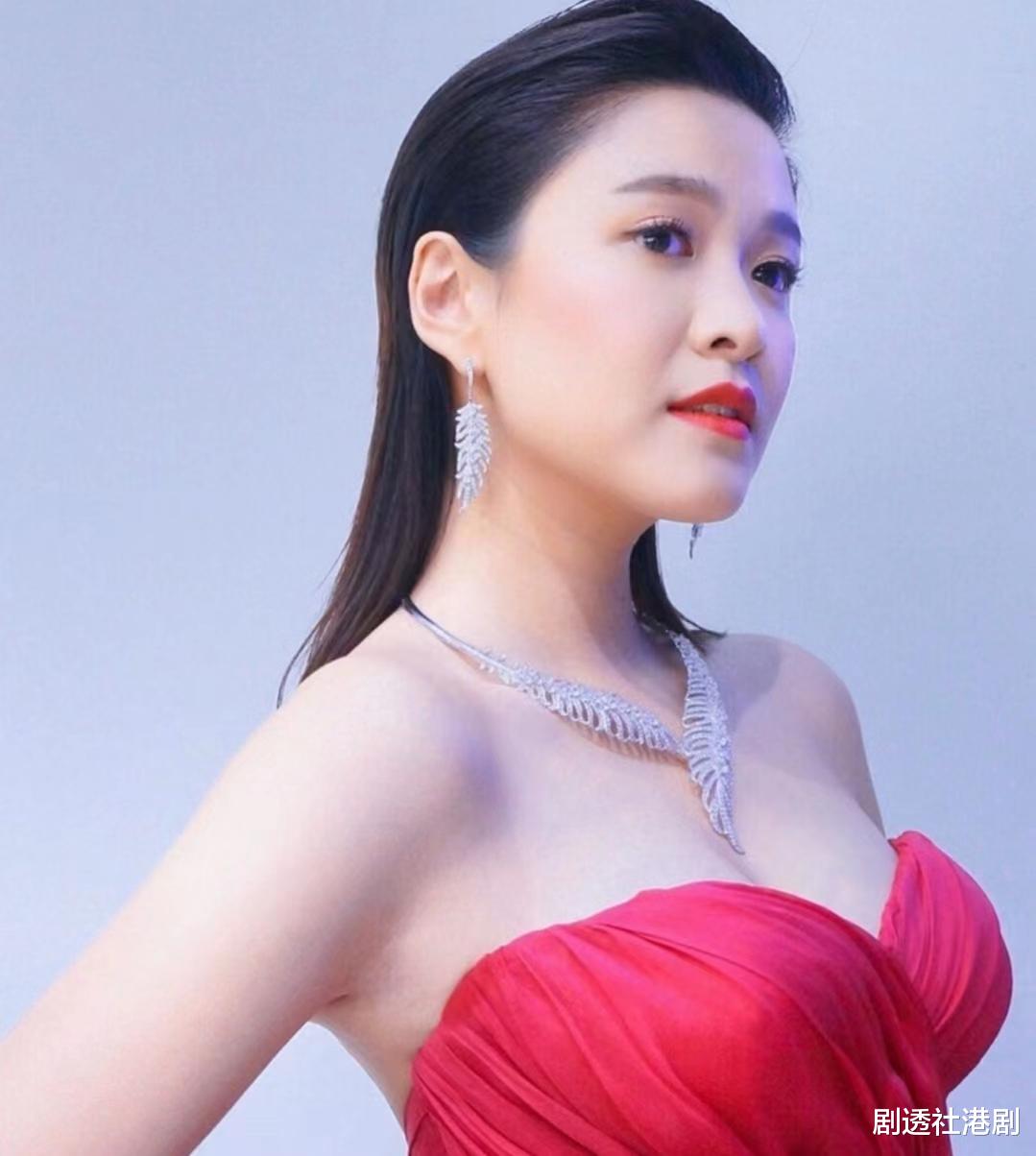 TVB|今年台庆再接再厉!TVB上位小花不怕被嘲时装车祸,曾多套造型被批