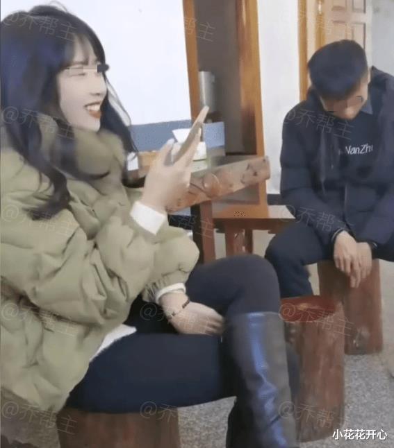 父母称相亲对象是老实人,河南女孩被迫相亲,全程不说话玩手机