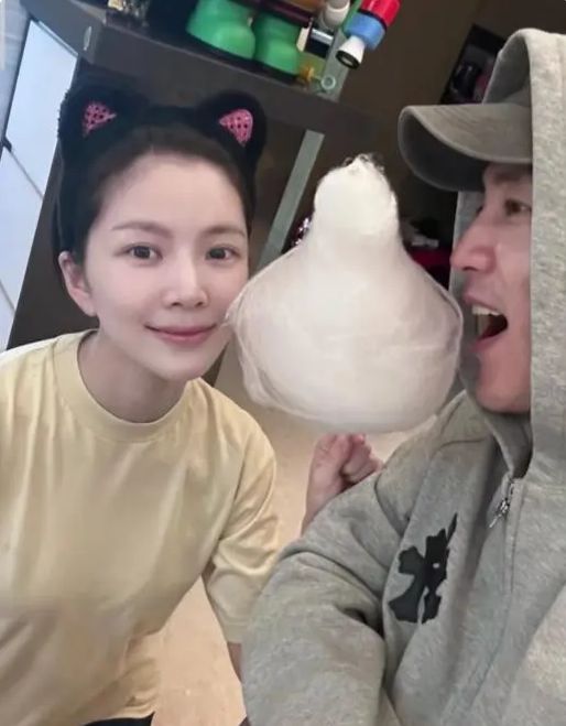 阿拉丁|杜淳在家给老婆做棉花糖,与王灿贴脸秀恩爱,夫妻同框像隔代人