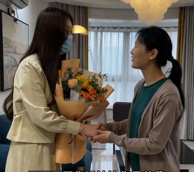 陈亚男|陈亚男冒雨拜访医院护士长,刘姐透露亚男曾主动报名支援武汉抗疫