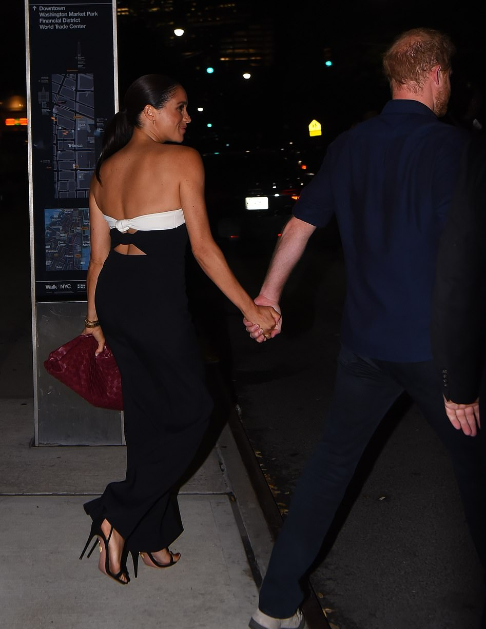 梅根又嘚瑟了!穿3万2黑白连体裤亮相,大露背造型显得虎背熊腰了