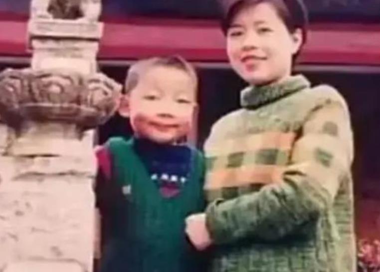 姚策|尴尬！熊磊母亲晒出姚策生前童年照片，喊话对方节日快乐遭嘲讽