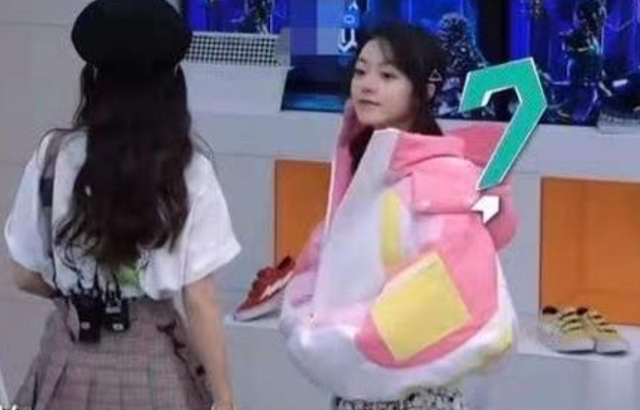 赵今麦|赵今麦下河抓鱼不怕脏!手拿网兜动作熟练,穿超短裤秀白嫩细腿